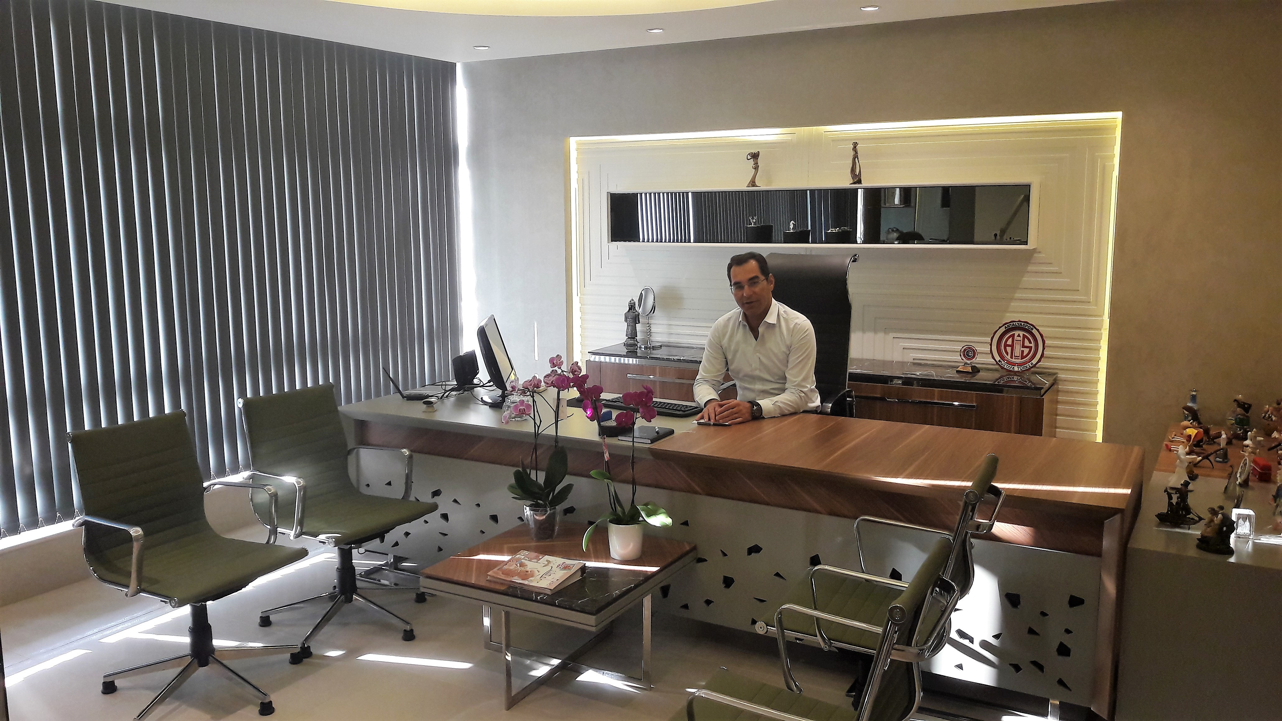 Op. Dr. Mustafa Türker'in görüşme odası